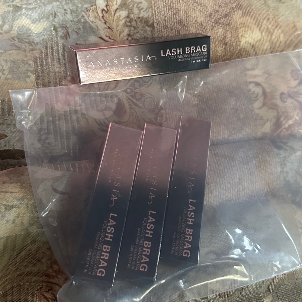 🆕 ANASTASIA BEVERLY HILLS Lash Brag Jet-Black Volumizing Mascara - NIB .17 oz - Picture 3 of 4
